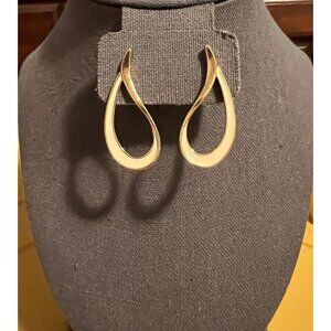 Vintage AVON Goldtone Ivory Enamel Drop Dangle Earrings 1.5 in